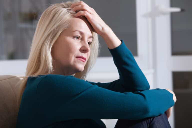 Bild einer erschöpften Frau als Symbol für emotionale Überverantwortung