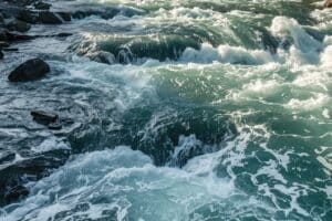 Wilde Wellen im klaren Wasser als Symbolbild für innere Unruhe