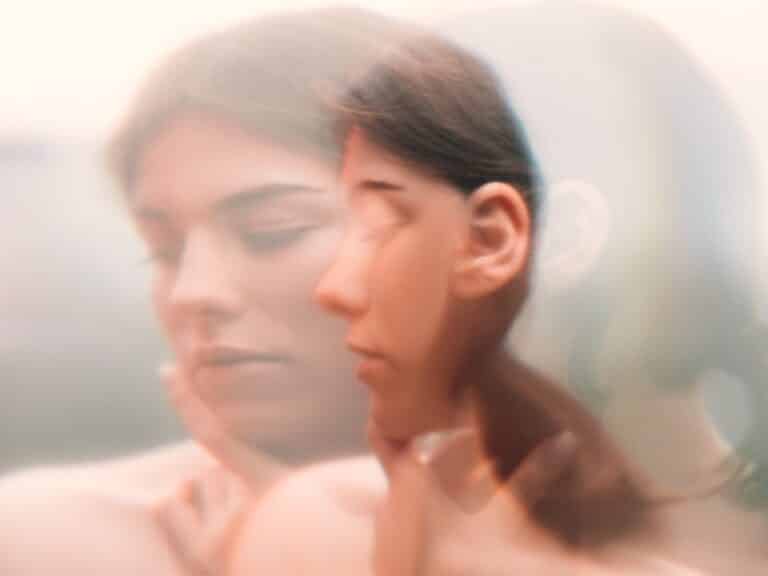 das Portrait einer jungen Frau mit Überlagerung, das Nachdenklichkeit symbolisiert